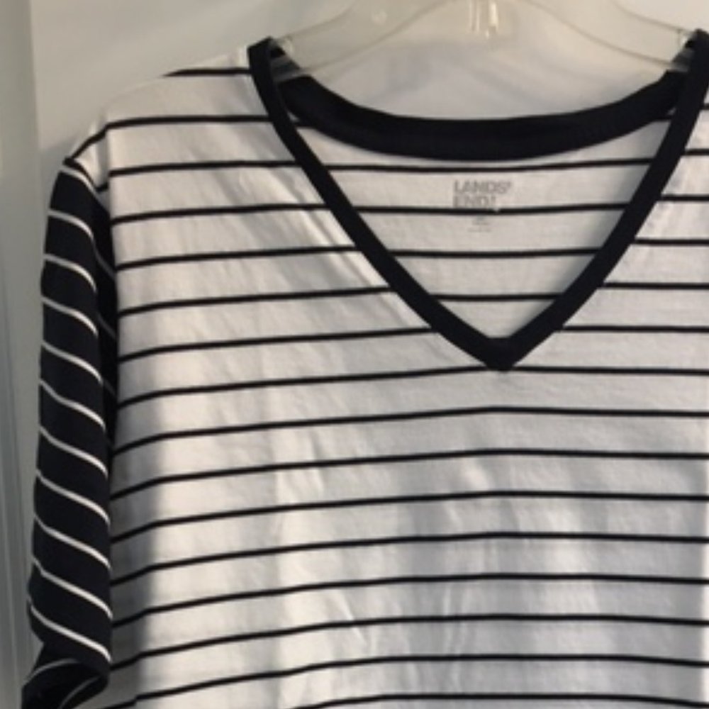 Lands End V Neck Tee - Size 2X